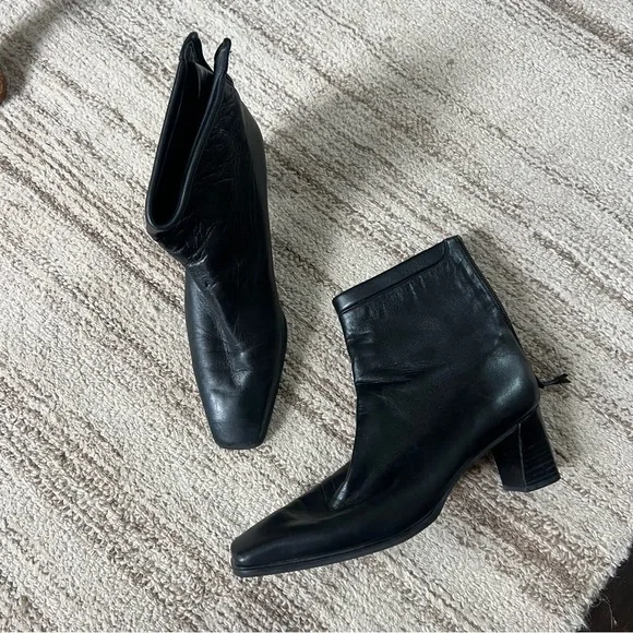 Stuart Weitzman vintage black leather low heel ankle boots - Picture 2 of 5